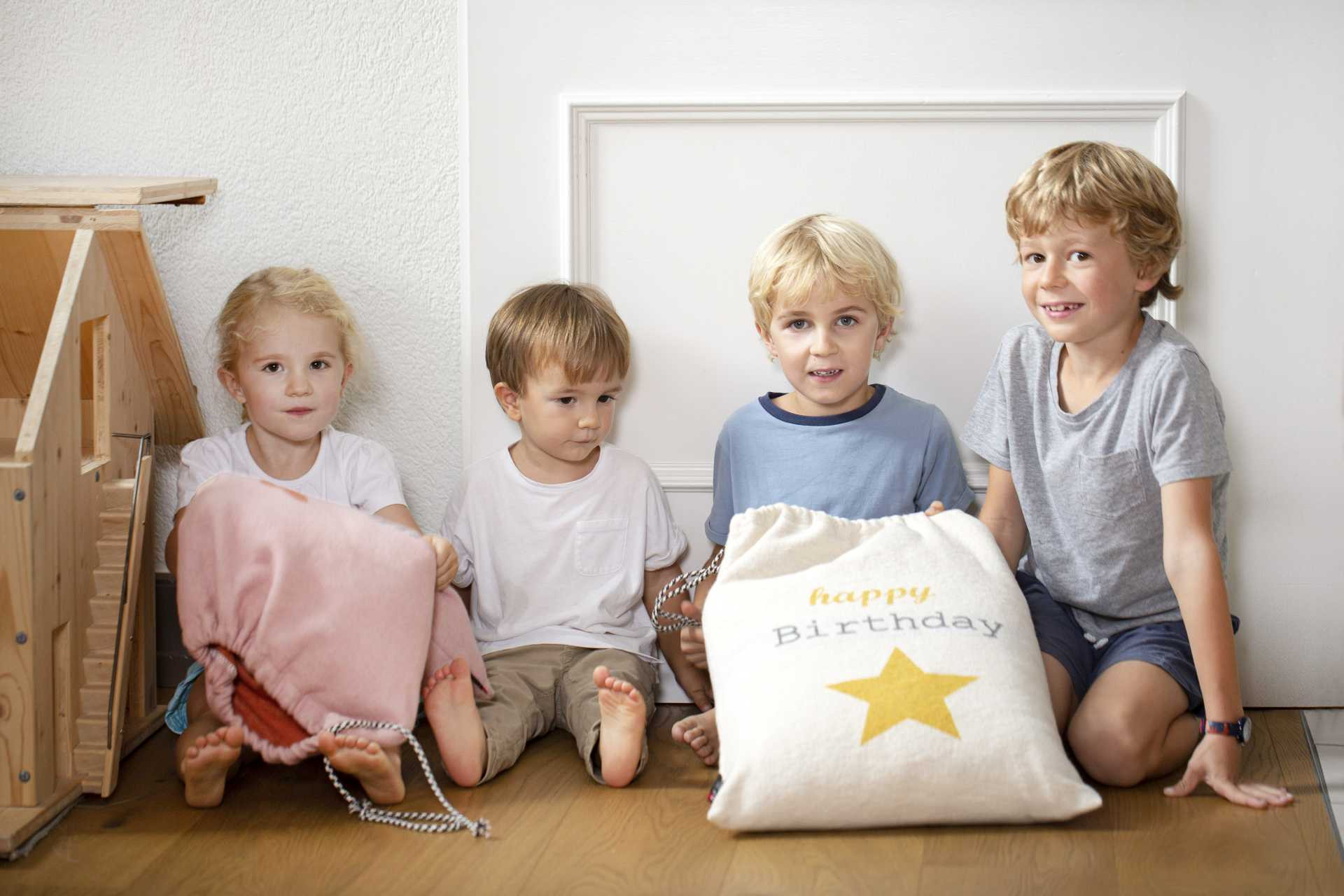 Kinder mit Beutel